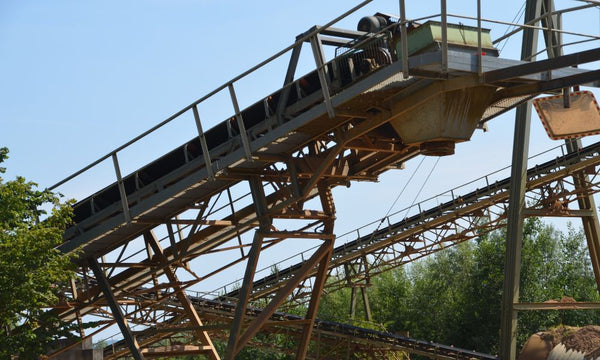 4 Benefits Cleated Conveyors Have Over Traditional Belts - Texas Belting and Supply